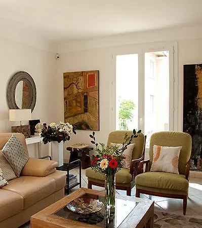 D Artiste Apartment *